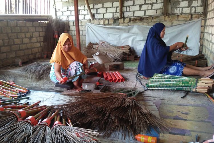 Kerajinan sapu lidi di tempat milik Imam Suhadi di Desa Karangsemanding, Kecamatan Balongpanggang, Gresik, Jawa Timur. Produk sapu lidi dari tempat ini, sempat dibeli orang dari Brunei Darussalam dan Timor Leste.