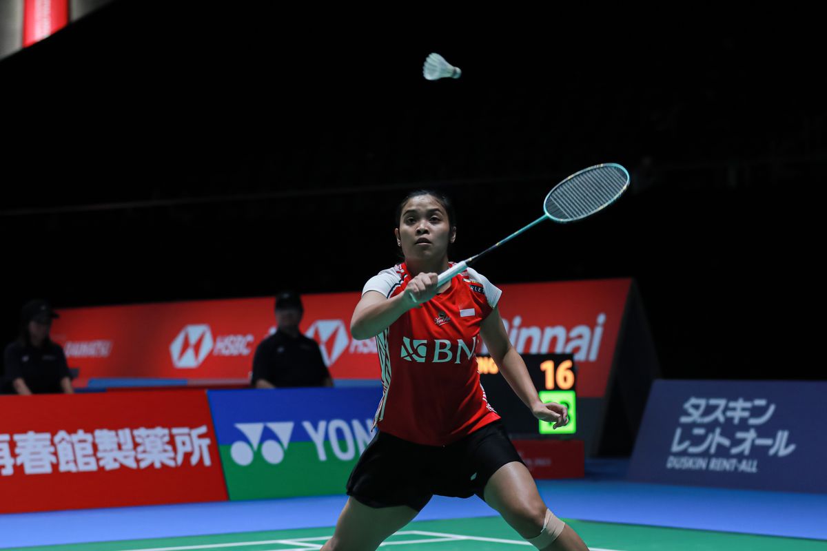 Gregoria Mariska Tunjung saat bertanding pada babak 16 besar Japan Open 2023 melawan Sung Shuo Yun di Yoyogi National Gymnasium, Kamis (27/7/2023). Terkini, Gregoria berhasil melaju ke semifinal usai mengalahkan Akane Yamaguchi pada perempat final. Artikel ini berisi hasil Japan Open 2023. 
