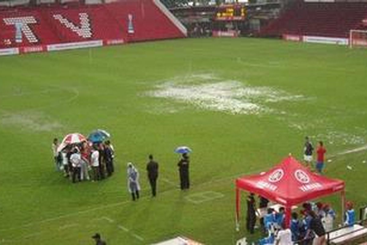 Perwakilan Tim Yamaha U-13 Indonesia, Vietnam, dan ofisial pertandingan berembuk soal apakah akan melanjutkan pertandingan semifinal antara kedua kubu, yang baru berjalan setengah babak, dengan kedudukan sementara 2-0 untuk Indonesia, di Yamaha Stadium Muang Thong Thani, Sabtu (16/7/2011).