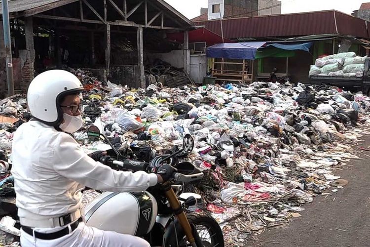 Wakil Ketua Komisi IV DPR RI Dedi Mulyadi terkejut melihat banyaknya titik tumpukan sampah ketika mengunjungi kampung halamannya, Subang, Jawa Barat, Minggu (30/5/2021).