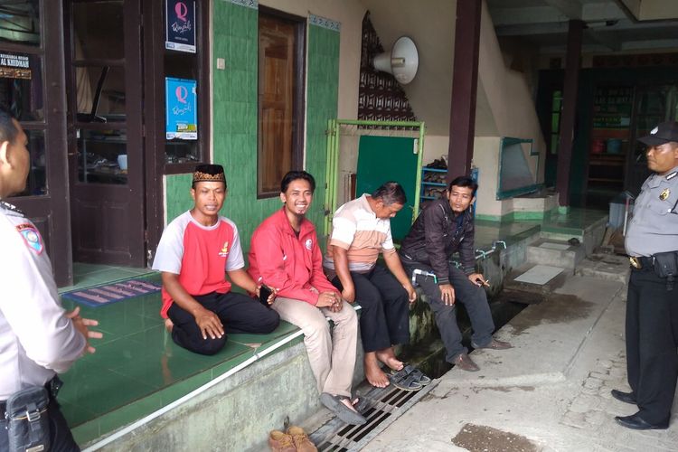 Calon jemaah umrah mendatangi sebuah pondok pesantren sekaligus kantor biro perjalanan umrah di Desa Kemutug Lor, Kecamatan Baturraden, Kabupaten Banyumas, Jawa Tengah, Minggu (15/12/2019).
