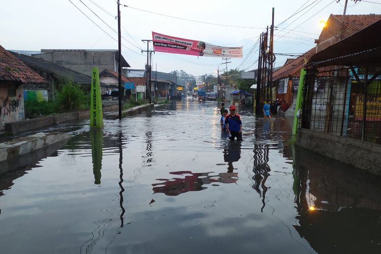 Banjir setinggi satu meter menggenangi perbatasan Kota Bandung-Kota Cimahi setelah hujan selama 30 menit, Kamis (11/06/2020). 