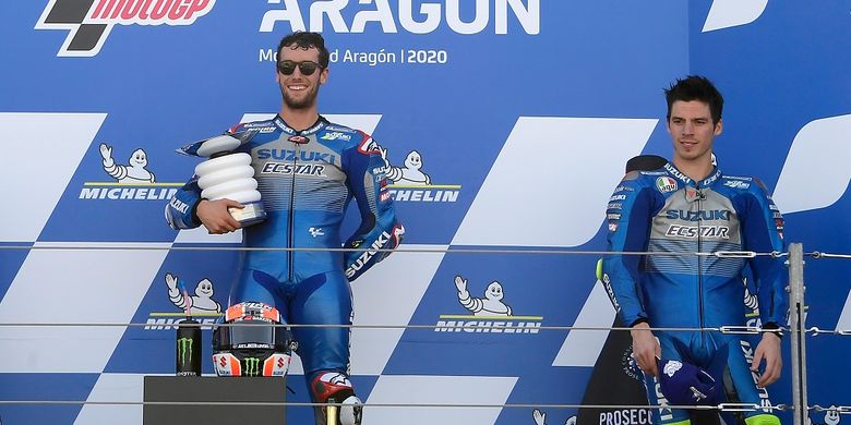 Pebalap Suzuki Ecstar, Alex Rins (kiri) dan Joan Mir (kanan), meraih podium pada balapan MotoGP Aragon, 18 Oktober 2020. 