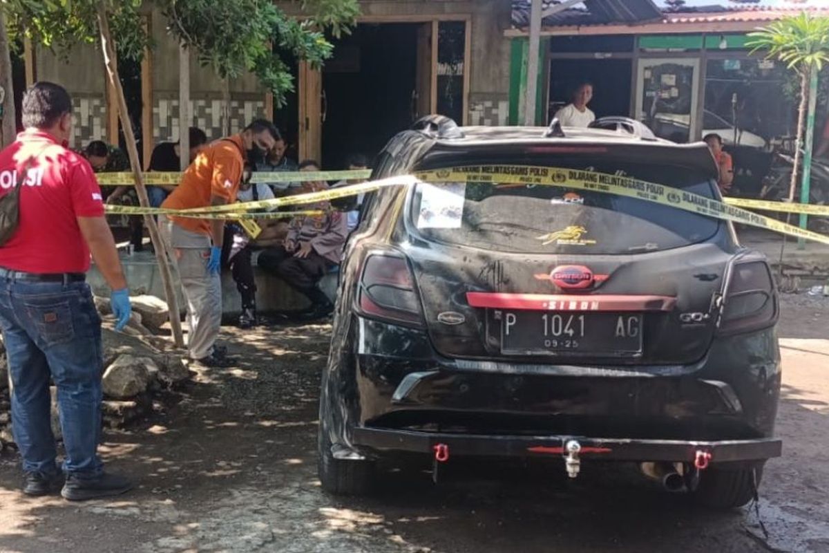 Foto: Mobil relawan Prabowo-Gibran di Situbondo, Jawa Timur dibakar OTK pada Jumat (16/2/2024).