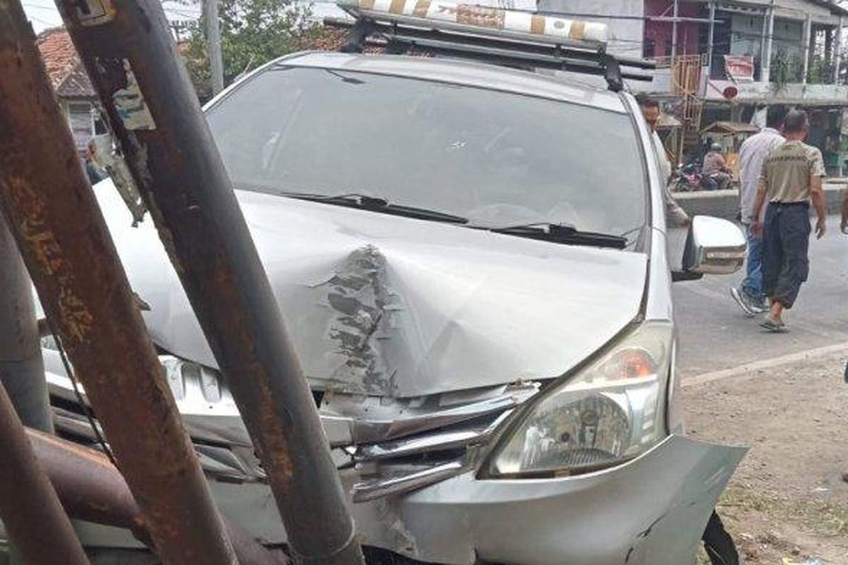 Warga menemukan jasad bayi di mobil yang alami kecelakaan tunggal di Jalan Raya Ahmad Yani, Desa Mekarjaya, Kecamatan Purwasari, Kabupaten Karawang, Jawa Barat, pada 10 April 2025.
