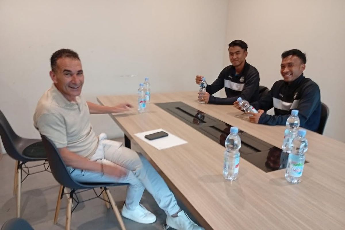 Pelatih Timnas U23 Indonesia Gerald Vanenburg sempat bertemu dengan dua pemain muda Persib Bandung Kakang Rudianto dan Robi Darwis sebelum penutupan Kompetisi Liga 1 2024-2025.