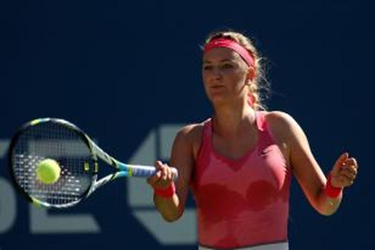 Petenis Belarusia, Victoria Azarenka melakukan pukulan forehand saat menghadapi  Flavia Pennetta dari Italia, pada babak semifinal US Open, yang berlangsung di USTA Billie Jean King National Tennis Center on September, New York, Jumat (6/9/2013).