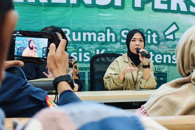 Ketua Tim Kerja Penataan Sistem Rujukan Direktorat Pelayanan Klinis Kemenkes, Ratih Dwi Lestari, S.Kep., MARS, saat usai Pertemuan Strategis di RSUP Kemenkes Surabaya, Jawa Timur, Rabu (10/12/2025) sore.