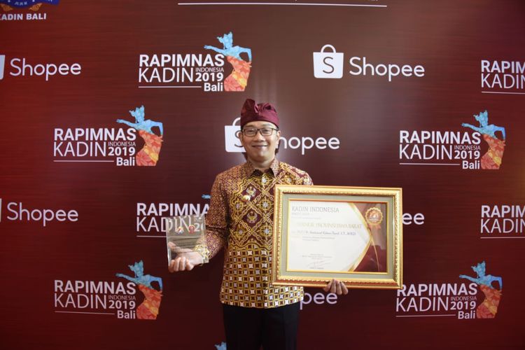 Gubernur Jawa Barat (Jabar) Ridwan Kamil mendapatkan penghargaan sebagai Gubernur atau Kepala Daerah Provinsi Terbaik Wilayah Tengah Kadin Award 2019 pada Rapimnas Kadin 2019 di The Westin Resort Nusa Dua, Bali, Jumat (29/11/19).