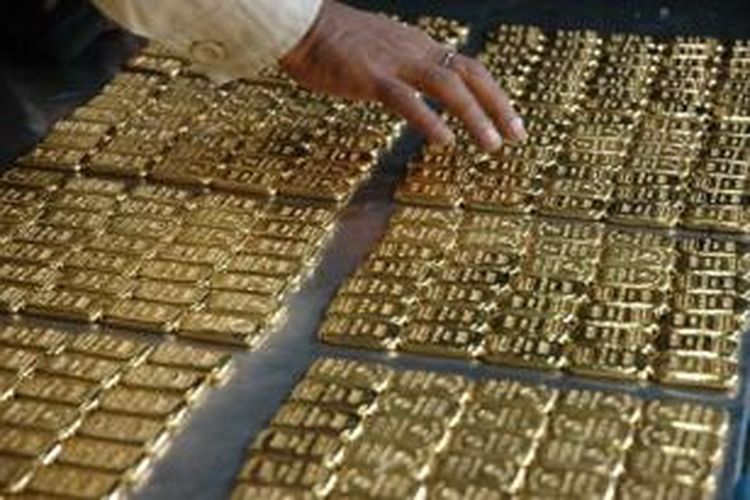 Sebanyak 280 batang emas bernilai lebih dari Rp 20 miliar ditemukan di toilet sebuah pesawat terbang yang baru saja mendarat di bandara internasional Dhaka, Banglades.