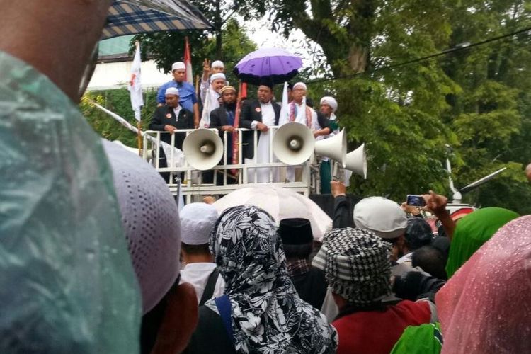 Buni Yani menyampaikan orasi di depan massa pendukung usai dijatuhi vonis 1,5 tahun penjara atas kasus pelanggaran UU ITE, Selasa (14/11/2017), di depan Gedung Dinas Kearsipan dan Perpustakaan Kota Bandung, Jalan Seram.