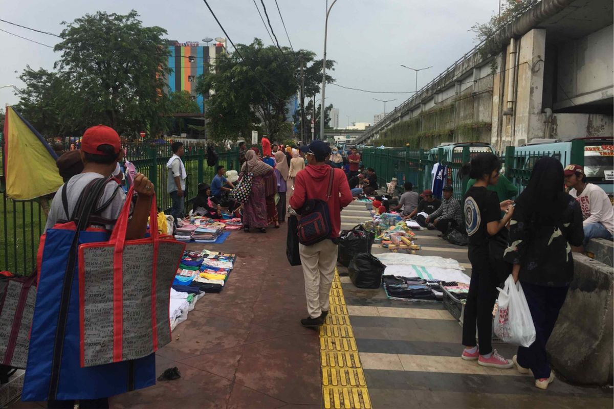 Pedagang kaki lima (PKL) mengokupasi trotoar di arah pintu masuk Stasiun Tanah Abang, Jakarta Pusat. Pantauan Kompas.com di lokasi, puluhan PKL menjajakan barang dagangannya di trotoar yang harusnya difungsikan sebagai tempat pejalan kaki, Rabu (25/4/2018), 