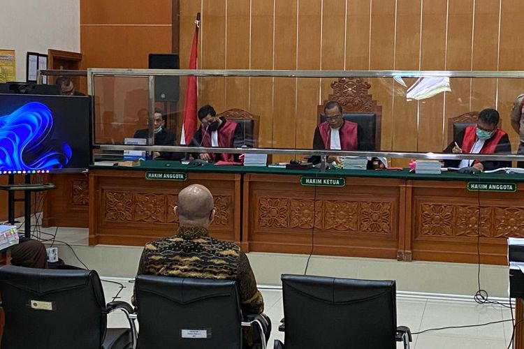 Irjen Teddy Minahasa hadir sebagai saksi mahkota dalam persidangan dua anak buahnya yakni AKBP Dody Prawiranegara dan Linda Pujiastuti di PN Jakarta Barat, Rabu (1/3/2023). 
