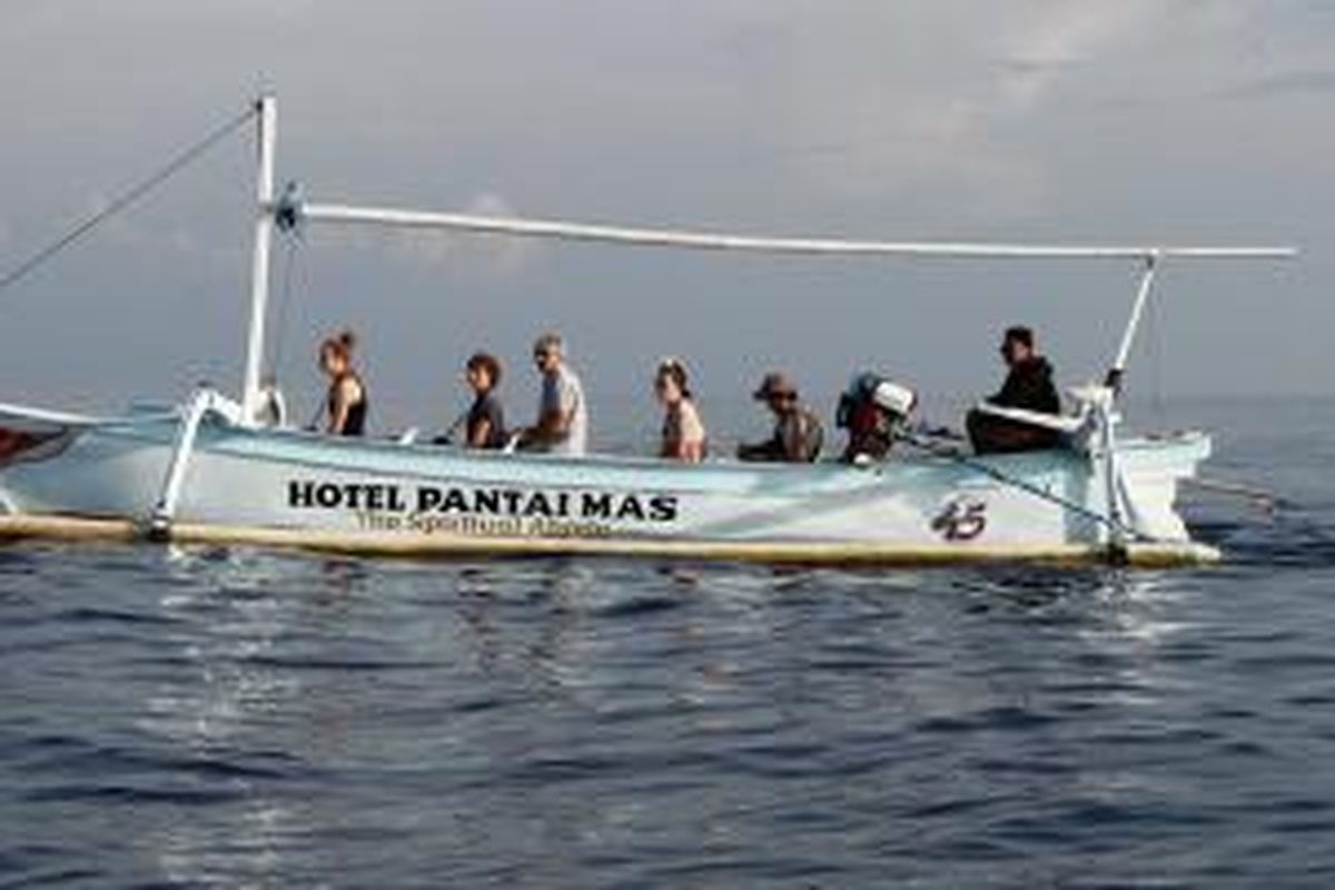 Perahu nelayan mengantar turis melihat atraksi lumba-lumba di Pantai Lovina, Kabupaten Buleleng, Bali, Sabtu (15/11/2014).