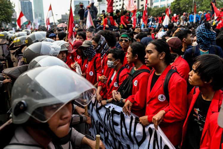 Polisi berjaga di Depan Gedung DPR/MPR, Jalan Gatot Subroto, Senayan, Jakarta Pusat, Selasa (24/9/2019).