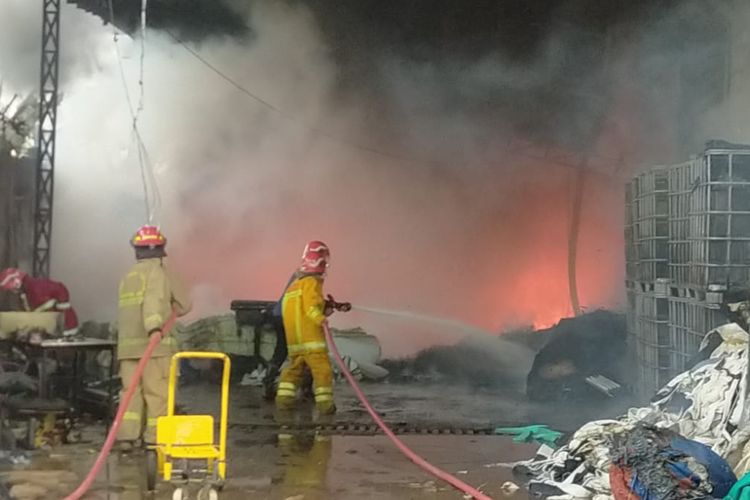 Kebakaran Pabrik Kasur di Bogor Padam, Damkar Ungkap Dugaan Penyebabnya