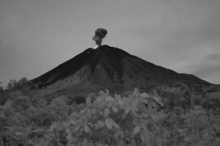 Gunung Semeru Letuskan Kolom Abu 1.000 Meter Senin Malam, Status Waspada