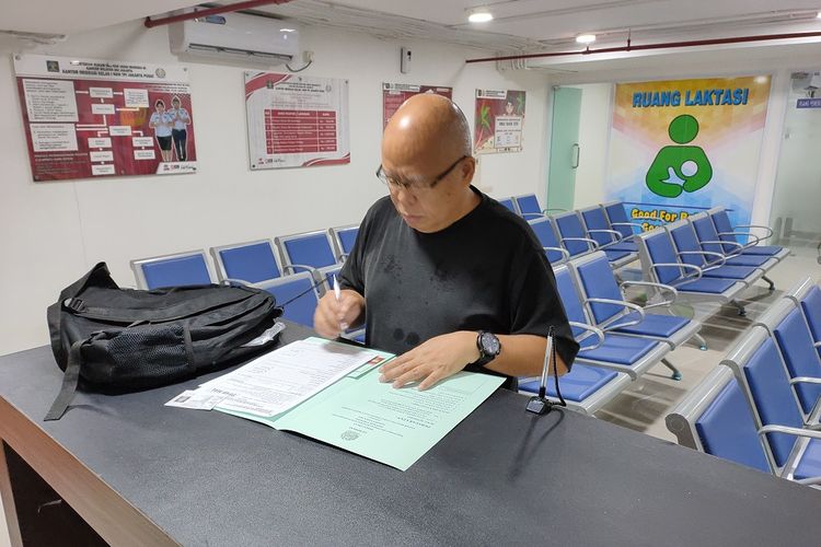 Pemohon mengisi formulir paspor baru dan surat pernyataan paspor baru di ULP Plaza Semanggi, Selasa (3/3/2020).
