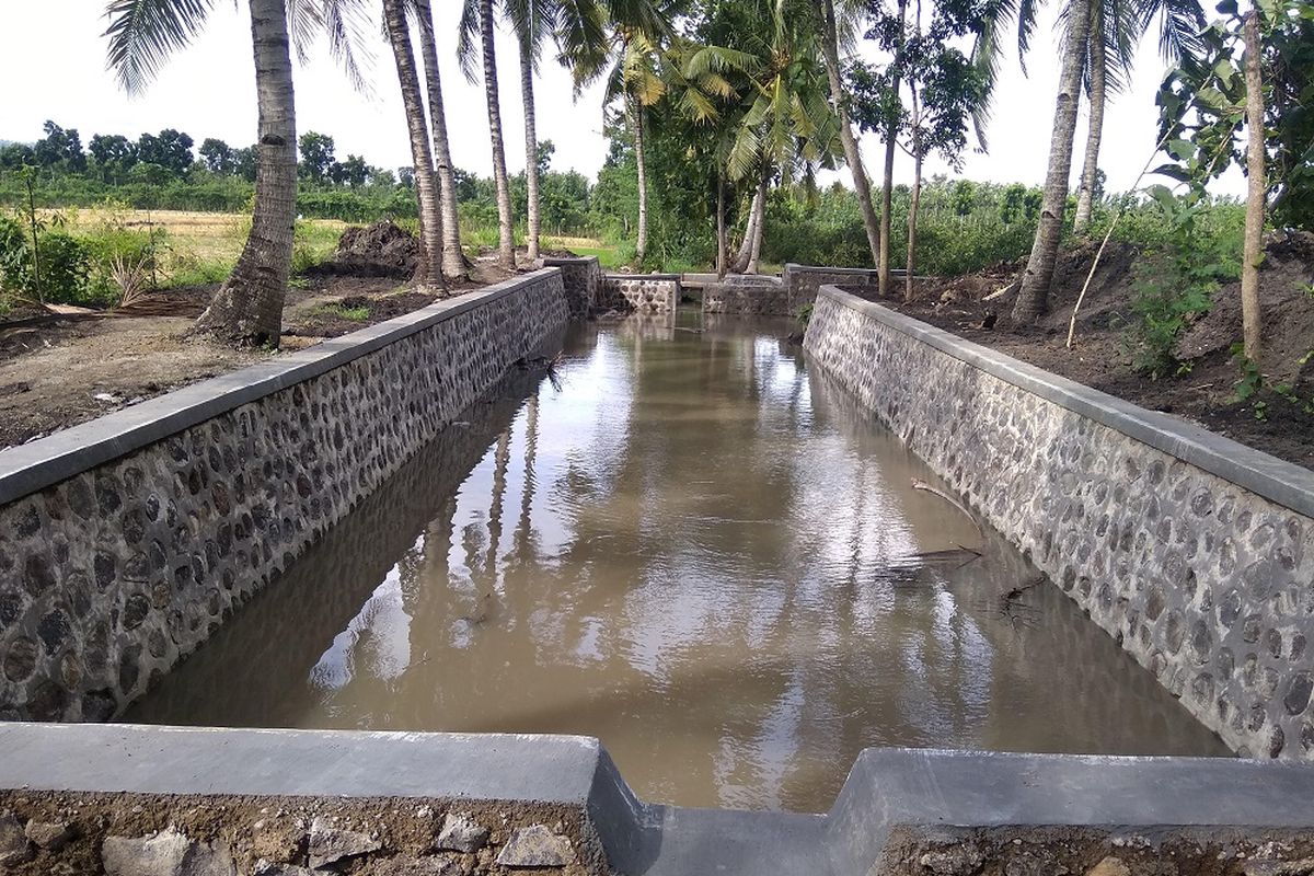 Embung penampung air untuk mengairi lahan pertanian.