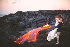 Wow, Pasangan Ini Foto Pranikah di Aliran Lava