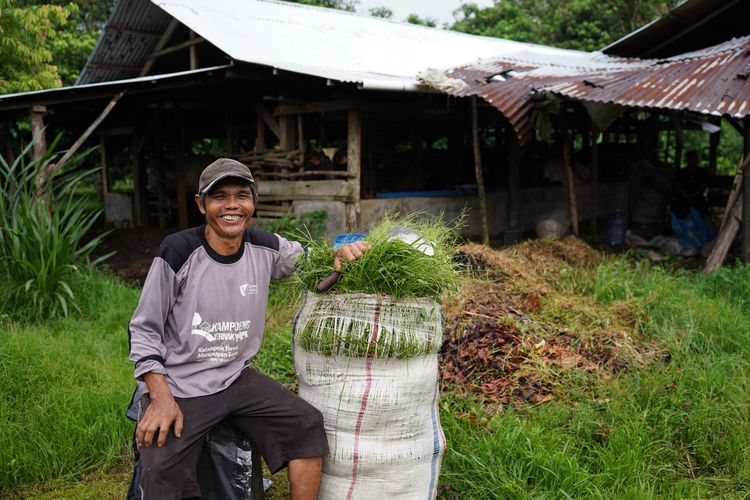 Izzamdi melalui program pemberdayaan Dompet Dhuafa menjadi peternak yang berhasil mengantarkan anaknya ke bangku perguruan tinggi.