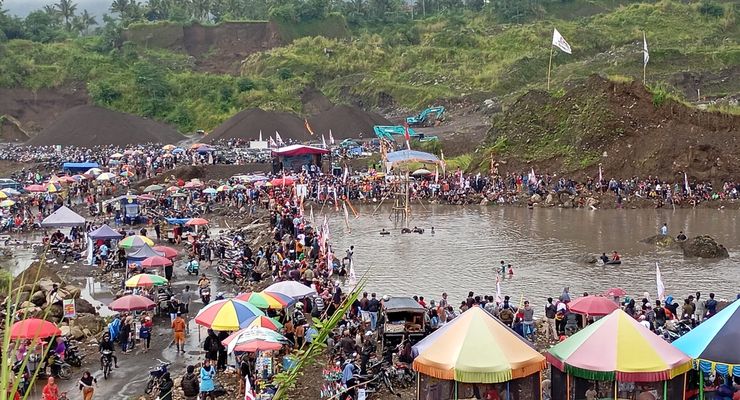 Syukuran Prabowo-Gibran Unggul, Warga Tasik Tangkap Ikan Jumbo Gratis