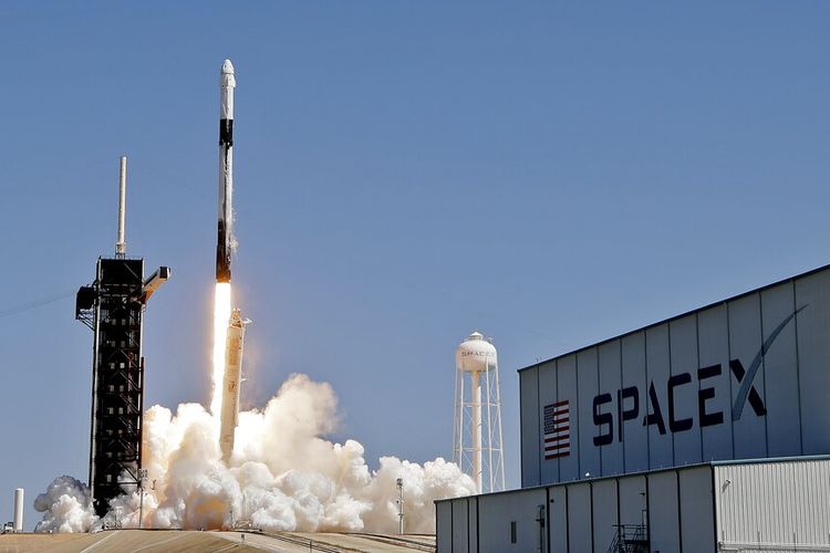 Roket SpaceX Falcon 9 dengan kapsul Crew Dragon terpasang, lepas landas dengan kru pribadi pertama dari Launch Complex 39A, Jumat, 8 April 2022, di Kennedy Space Center di Cape Canaveral, Florida.