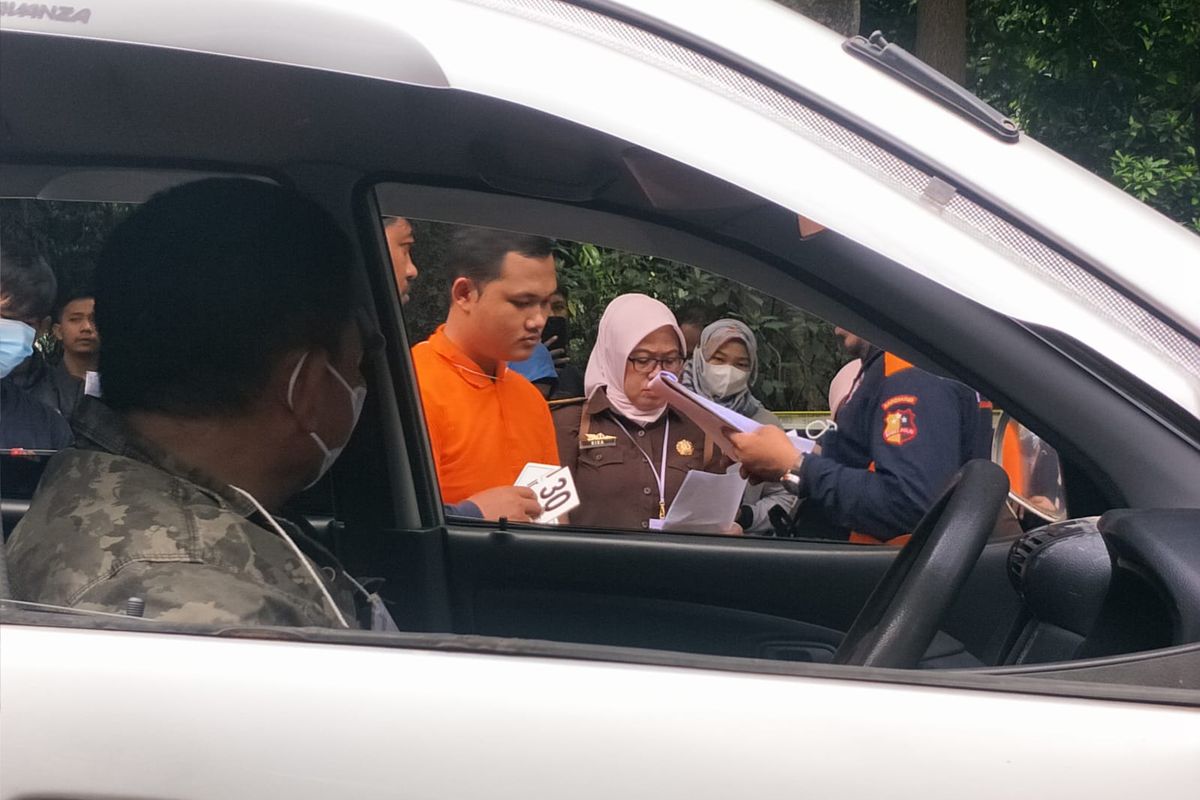 Anggota Densus 88 Anti Teror Polri, Bripda Haris Sitanggang saat menjalani rekonstruksi kasus pembunuhan sopir taksi online di halaman Polda Metro Jaya, Kamis (16/2/2023). 