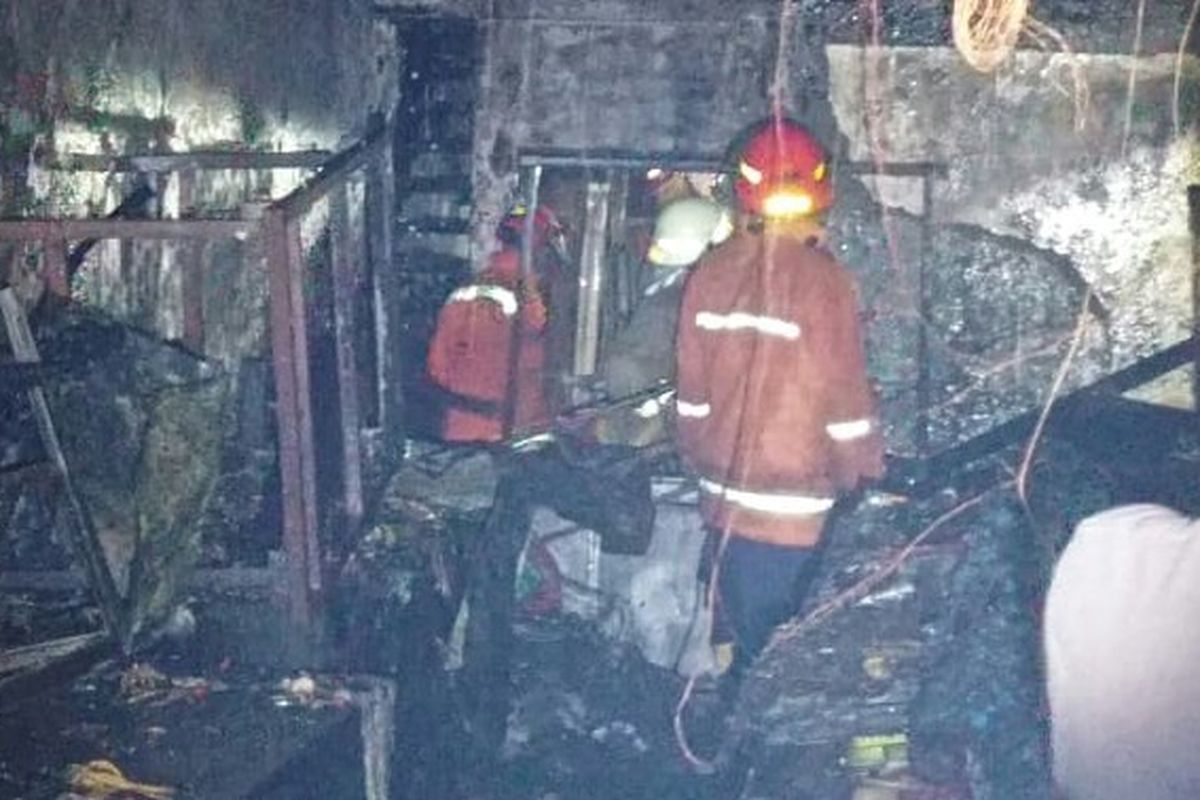 Sebuah gudang tempat parkir gerobak dagang di Jalan KH Abdullah Safei, Kampung Melayu, Jatinegara, Jakarta Timur, terbakar pada Jumat (3/12/20121) malam. 