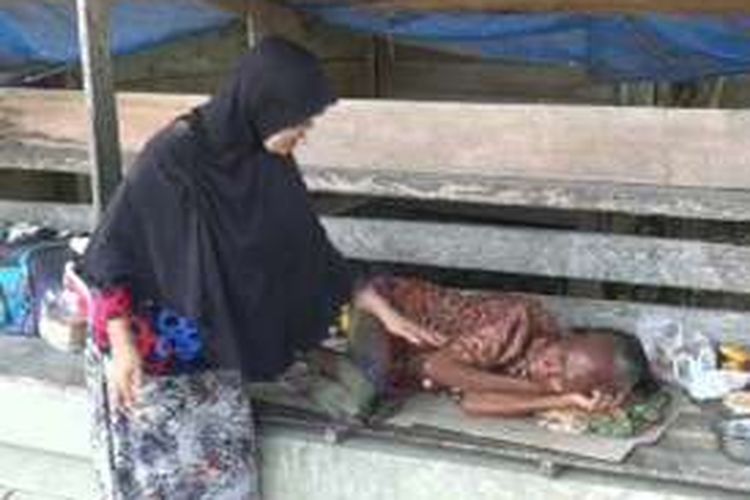Wati, Wanita lansia ini ditemukan warga terdampar dalam kondisi sakit dan lemas di sebuah halte tanpa makanan dan minuman di samping pos polentas Mamuju utara Sulawesi barat.