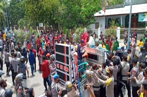 Demo Tolak UU Cipta Kerja di Bima Ricuh, 2 Polisi Terluka, 8 Mahasiswa Ditangkap