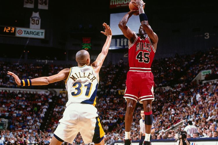 Mantan bintang NBA, Michael Jordan, menjadi sosok yang ikut memengaruhi perubahan tren jersey NBA. Tren shorts yang sangat pendek berubah pada tahun 1984, ketika Michael Jordan meminta shorts berukuran lebih panjang. 