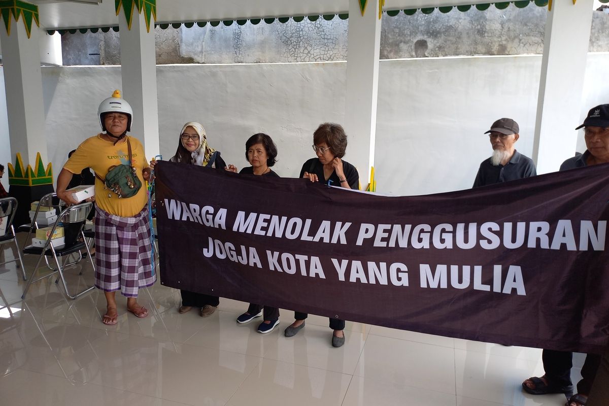 Warga Kampung Tegal Lempuyangan yang ikut dalam sosialisasi di Kantor Kelurahan Bausasran Kota Yogyakarta, Kamis (15/5/2025)
