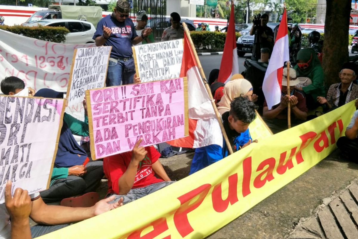 Sejumlah warga Pulau Pari, Kepulauan Seribu, berdoa dan bersalawat bersama di depan kantor Ombudsman Republik Indonesia, Jalan HR Rasuna Said, Kuningan, Jakarta Selatan, Senin (9/4/2018).