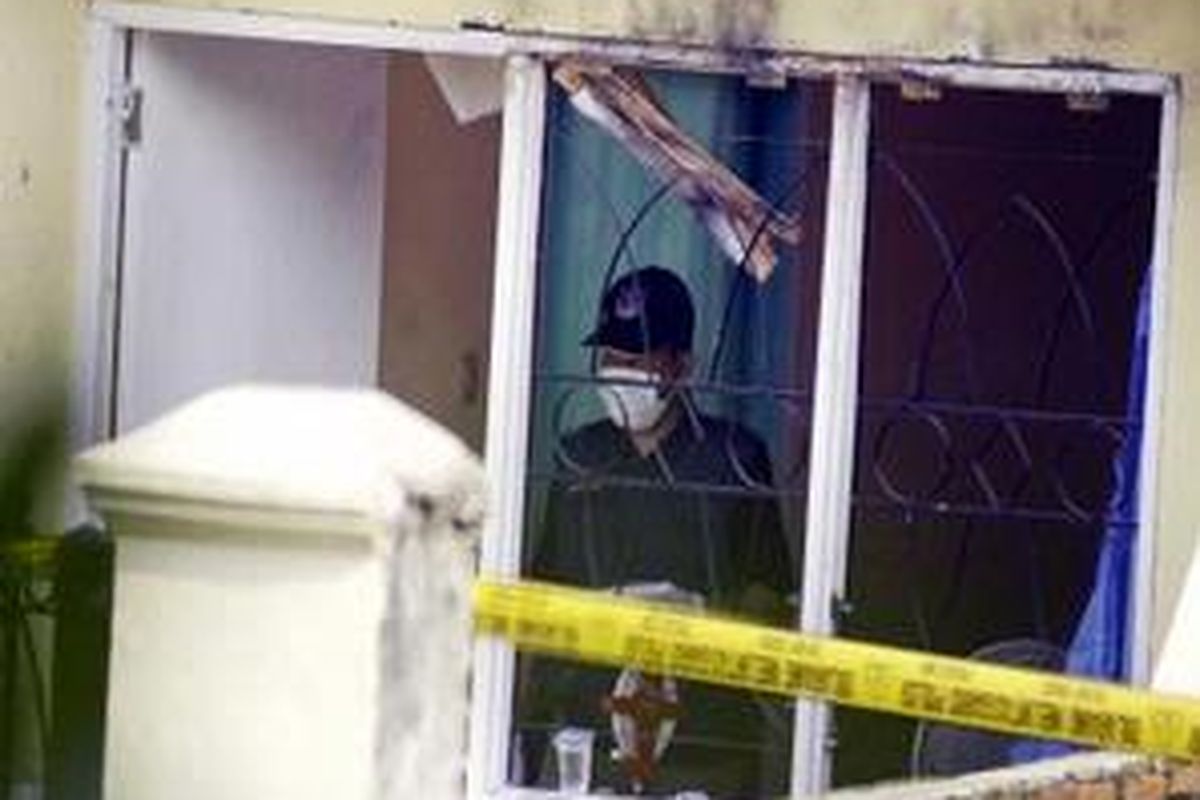 Petugas Labfor melakukan penyelidikan dengan memasuki rumah pelaku teroris di Perumahan Nusa Pala, Blok D 12, Jatiasih, Bekasi, Jawa Barat, Sabtu (8/8).