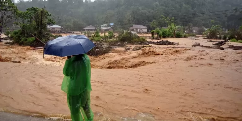 Banjir bandang kembali menerjang Kota Padang, Sumatera Barat, Minggu (14/12/2025). Ini merupakan banjir keempat sejak 25 November. 