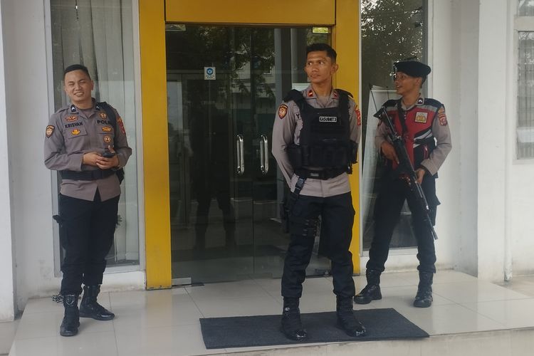 KPK menggeledah kantor Dinas PUPR Sumut, Selasa (1/7/2025). Sejumlah petugas dari Kepolisian Daerah Sumatera Utara sedang berjaga di depan pintu masuk. 