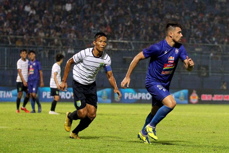 Eky Taufik (tengah) kapten Persela Lamongan musim 2020