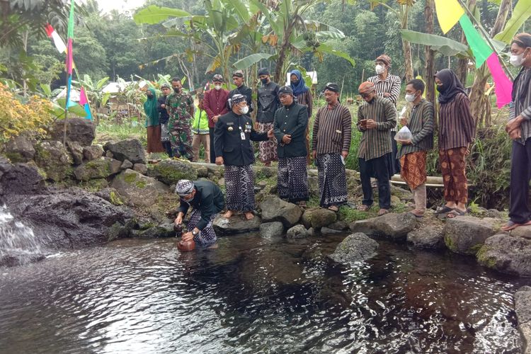 Prosesi pengambilan air di Tirta Perwitasari Taman Soka Desa Tegalwaton Kecamatan Tengaran Kabupaten Semarang