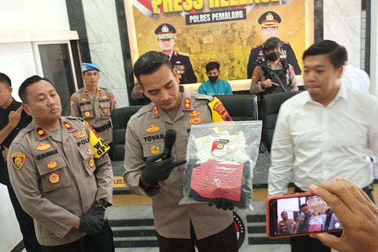 Kapolres Pemalang Jawa Tengah AKBP Yovan Fatika memperlihatkan barang bukti berupa pakaian bayi dari kasus ayah kandung banting anaknya.