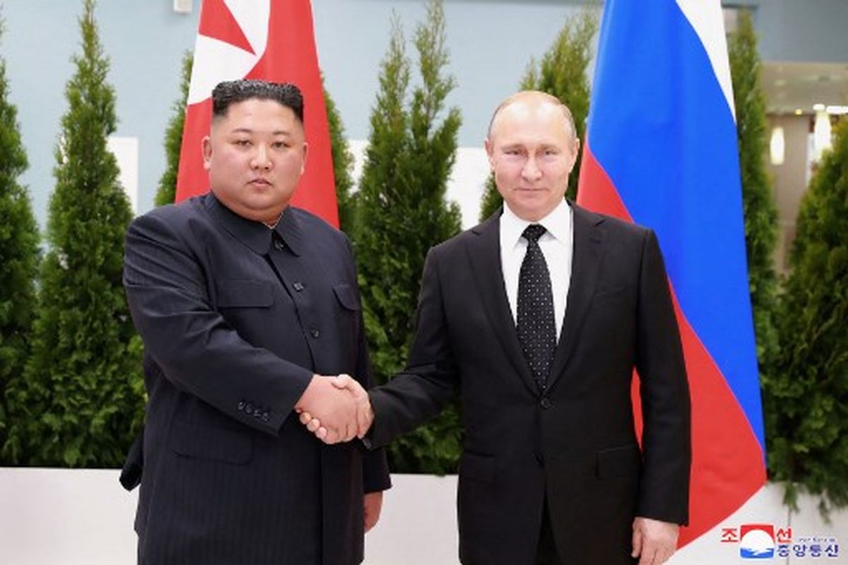 Gambar ini diambil pada 25 April 2019 dan dirilis oleh Kantor Berita Pusat Korea (KCNA) resmi Korea Utara pada 26 April menunjukkan Presiden Rusia Vladimir Putin (kanan) dan pemimpin Korea Utara Kim Jong Un berjabat tangan saat mereka berpose untuk foto sebelum pembicaraan mereka di kampus Universitas Federal Timur Jauh di pulau Russky di pelabuhan Vladivostok Rusia timur jauh. 