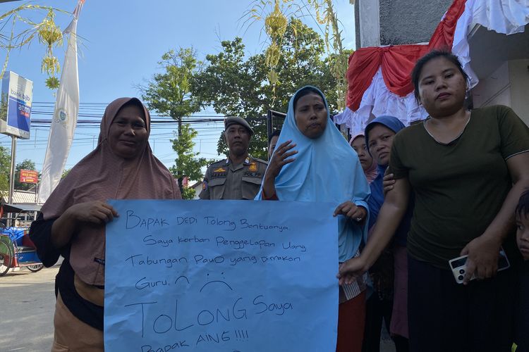 Ibu-ibu yang menghadang mobil Gubernur Jawa Barat, Dedi Mulyadi saat menunjukkan karton bertuliskan minta tolong di Gedung DPRD Indramayu, Selasa (7/10/2025)