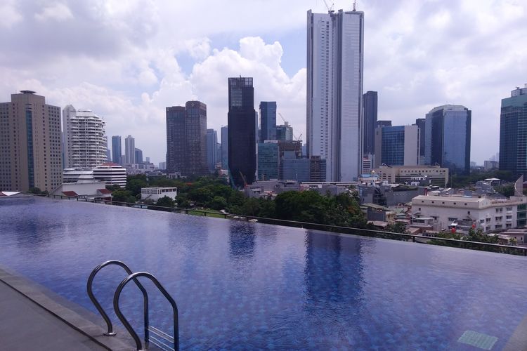 Kolam renang di Somerset Sudirman, Jakarta Pusat.