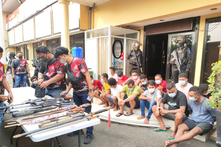 Polisi menggerebek Kampung Ambon yang berkolasi di Kompleks Permata, Kedaung Kali Angke, Jakarta Barat, pada Sabtu (8/5/2021).