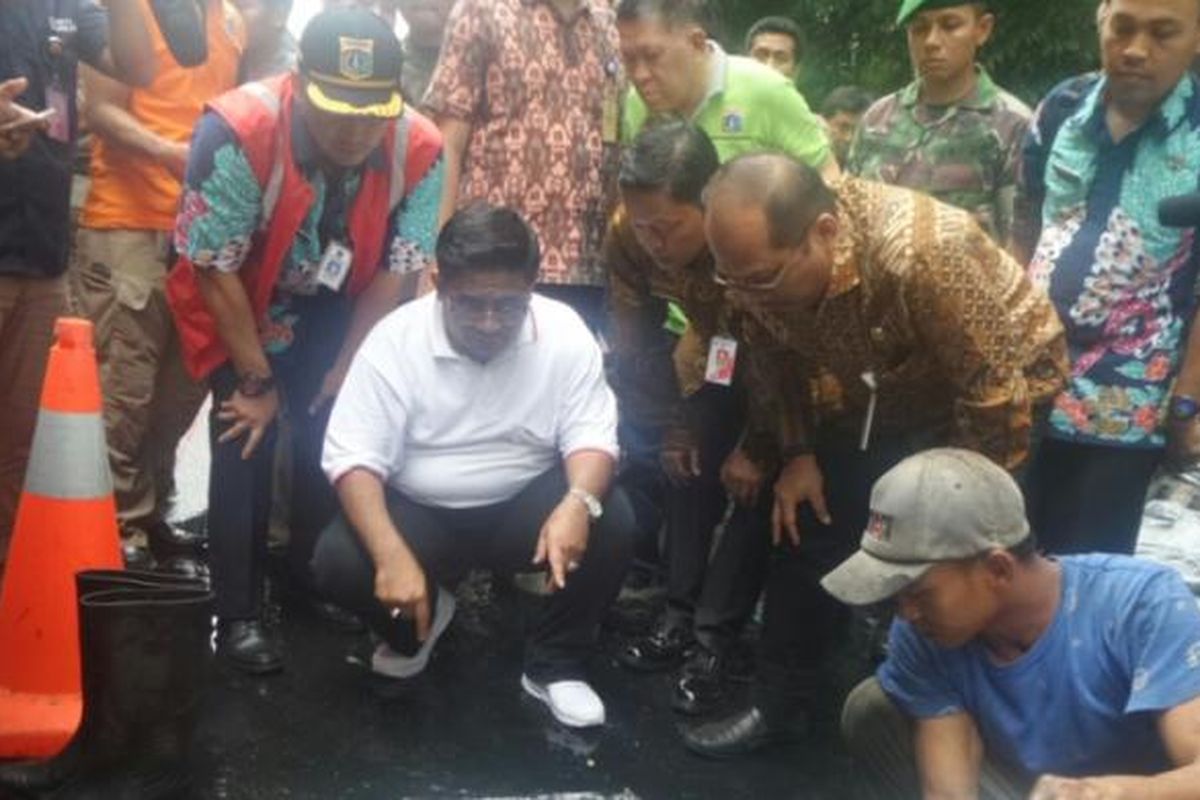 Plt Gubernur DKI Jakarta Sumarsono meninjau saluran air di Jalan Gatot Subroto, Jumat (10/3/2017). 