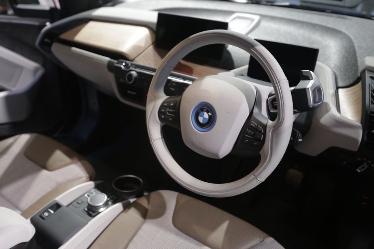 Interior mobil listrik BMW i3s dipamerkan saat acara Gaikindo Indonesia Internasional Auto Show (GIIAS) 2019 di Indonesia Convention Exebition (ICE) BSD, Serpong, Tangerang, Banten, Kamis (18/7/2019). BMW i3s hadir dengan motor listrik bertenaga 184 tk dengan torsi 270 Nm. Mobil baru ini dapat melesat dari diam hingga 100 kilometer per jam dalam waktu 6,9 detik.