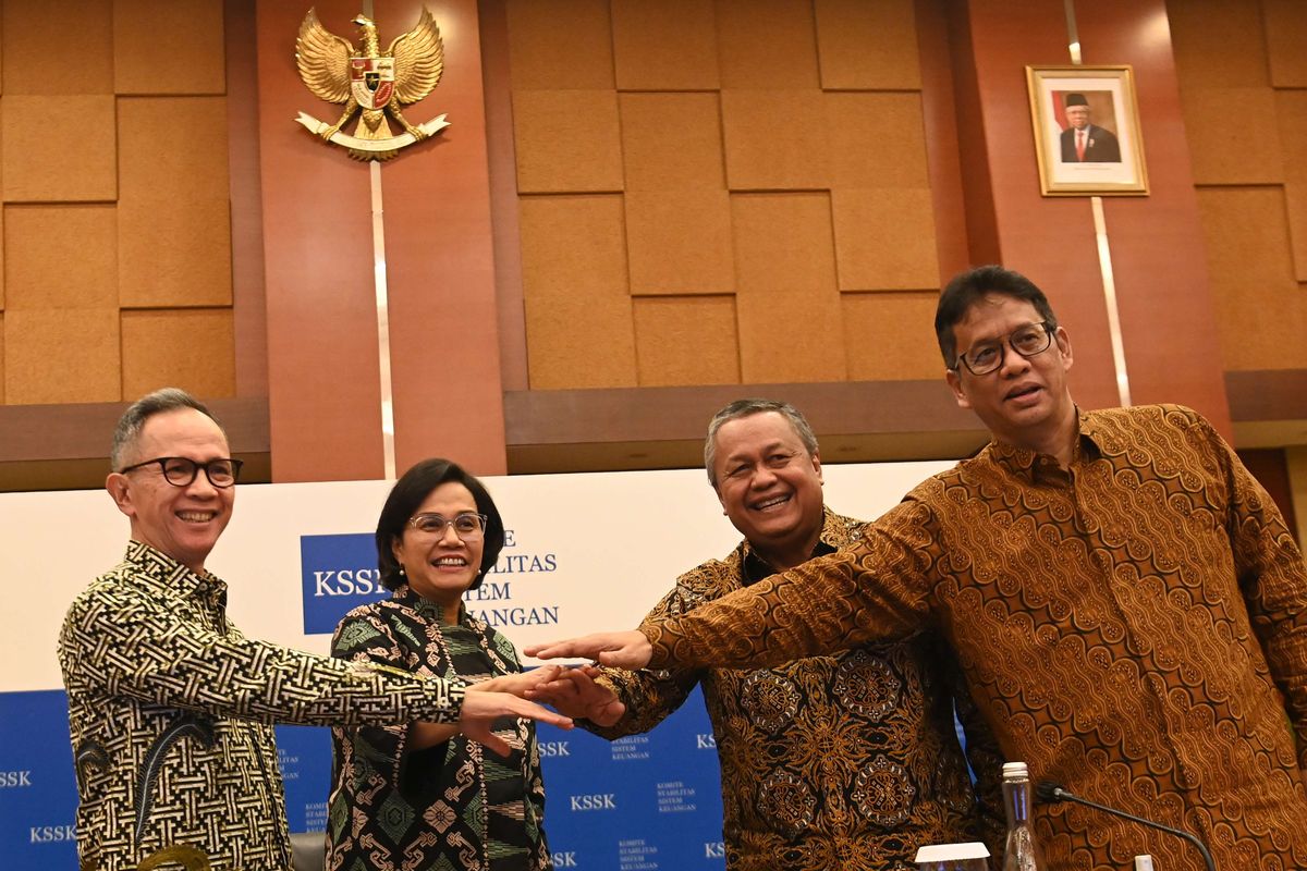 Menteri Keuangan Sri Mulyani Indrawati (kedua kiri) didampingi Gubernur Bank Indonesia Perry Warjiyo (kedua kanan), Ketua Otoritas Jasa Keuangan Mahendra Siregar (kiri), dan Ketua Dewan Komisioner Lembaga Penjamin Simpanan (LPS) Purbaya Yudhi Sadewa (kanan) berjabat tangan bersama usai memberikan keterangan dalam konferensi pers Hasil Rapat Berkala Komite Stabilitas Sistem Keuangan (KSSK) I Tahun 2023 di Kantor Kementerian Keuangan, Jakarta, Selasa (31/1/2023). Menteri Keuangan Sri Mulyani Indrawati optimistis pertumbuhan ekonomi Indonesia tetap kuat di atas 5 persen sepanjang tahun ini di tengah pemangkasan proyeksi oleh Dana Moneter Internasional (International Monetary Fund/IMF).