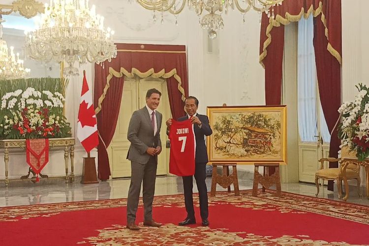 Presiden Joko Widodo saat memamerkan jersey basket hadiah dari Perdana Menteri (PM) Kanada Justin Trudeau di Istana Merdeka, Jakarta, Selasa (5/9/2023).