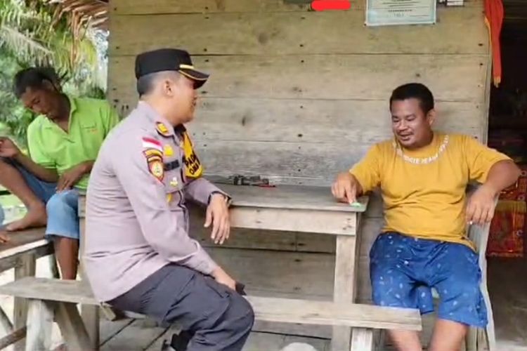Petugas kepolisian saat sosialisasi pemilu kepada warga Suku Akit di Desa Hutan Panjang, Kecamatan Rupat, Kabupaten Bengkalis, Riau, Kamis (25/1/2024).