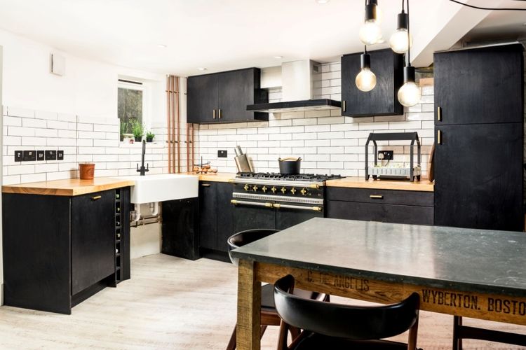 Desain dapur modern warna hitam yang menonjolkan guratan kayu, karya Cityzen
